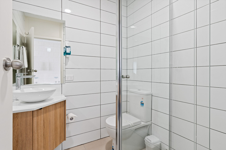 Bathroom 3, Adelaide International Motel, Adelaide