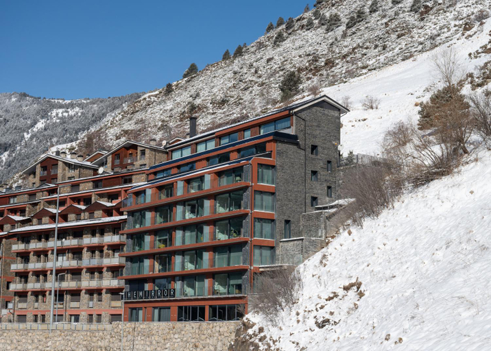 Exterior & Views