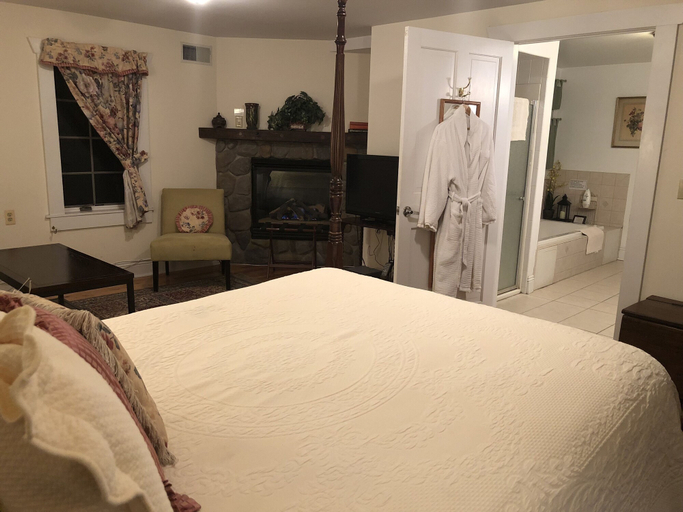 Bedroom 2, Alpine Haus Bed & Breakfast Inn, Sussex