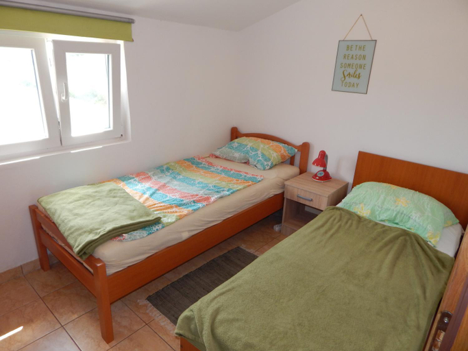 Others 4, Apartmani Nin, Nin
