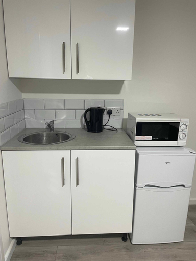 Others 4, Studio Flat Private Shower Wc and Kitchenette, London