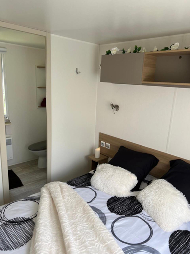 Bedroom 3, Mobil-Home 4 etoiles avec piscine proche de Blois, Loir-et-Cher