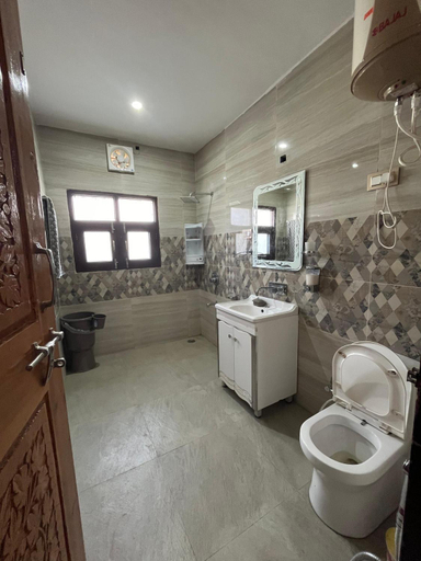 5, REEMA INN, Srinagar