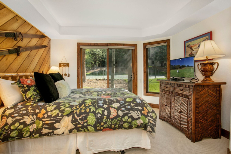 Room 5, 125 Ridgepoint  3 Bedroom Townhouse by RedAwning, Eagle