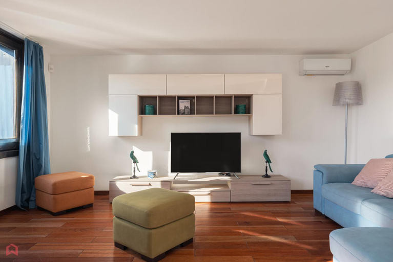 Shared lounge/TV area 2, Stunning seaview villa, Palermo
