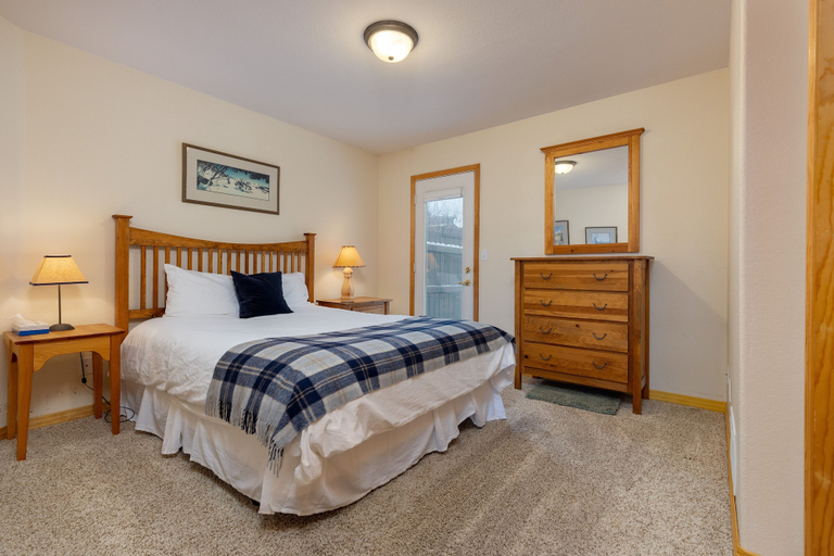 Room 2, 130 Meisel Drive 4 Bedroom Townhouse by RedAwning, Summit