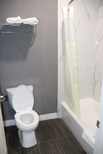 Bathroom 5, Atlantis Inn and Suites, Houston