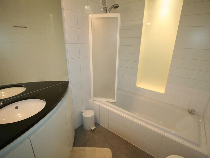 Bathroom, Nieuwpoort Beach Retreat, West-Vlaanderen