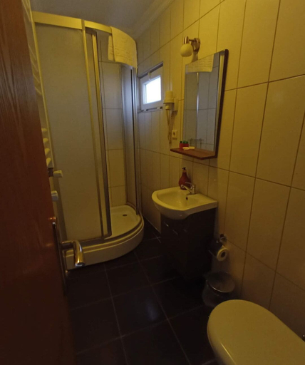 Bathroom 5, Buyukada Cinar Hotel, Adalar