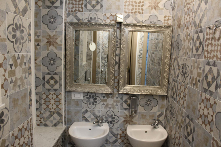 Bathroom 2, Home Genoa Hostel, Genova