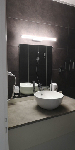Bathroom sink, Hôtel Restaurant Le Cheval Blanc, Deux-Sèvres