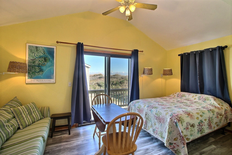 Room 5, 28 Beach Lookout Studio Bedroom Condo by RedAwning, Dare