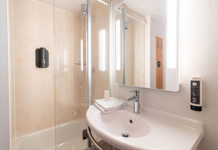Bathroom 5, B&B HOTEL Limoges 2, Haute-Vienne