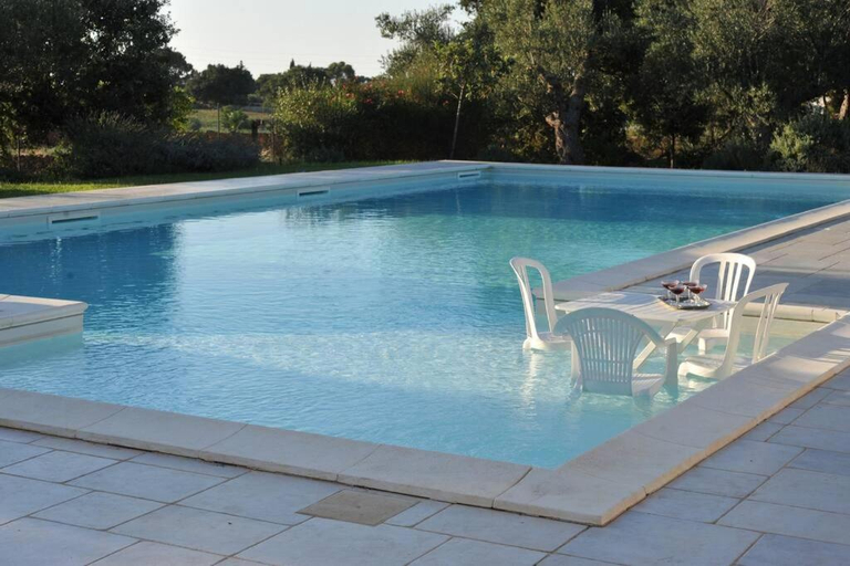 Sport & Beauty 2, CASA NEL VERDE CON GIARDINO E PISCINA PRIVATA, Bari