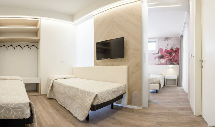 Others 4, Hotel Harmony, Rimini