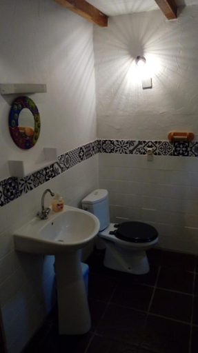 Bathroom 3, Les Gites Accromagnon, Climatisation, Dordogne
