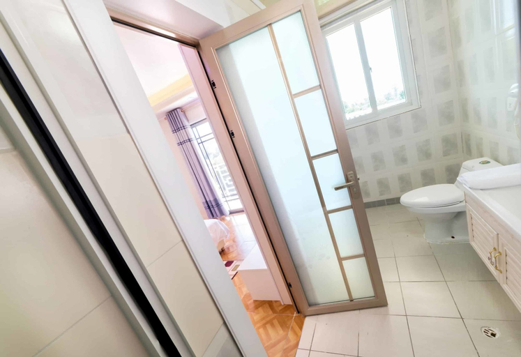 Bathroom 4, Riverside Hotel