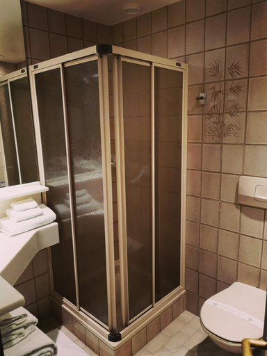 Bathroom 3, Hotel Fleur-de-Lys, La Chaux-de-Fonds