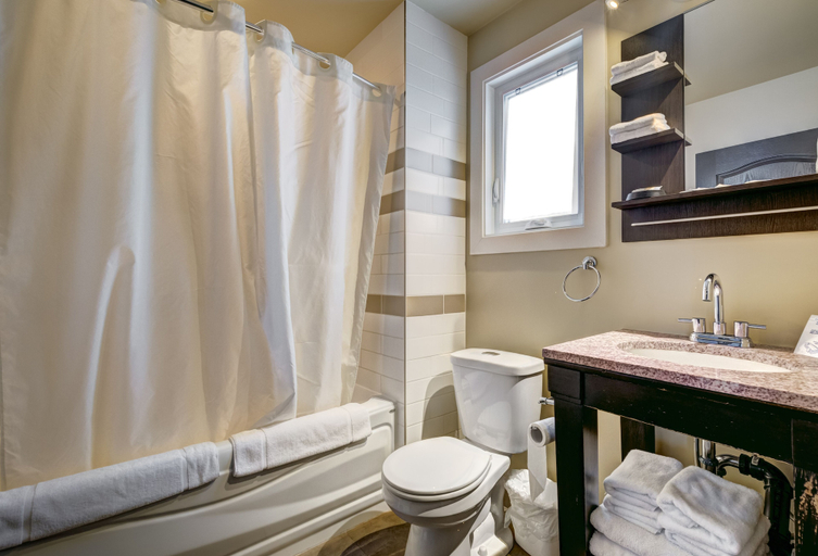 Bathroom 4, Auberge St. Jacques, Montréal