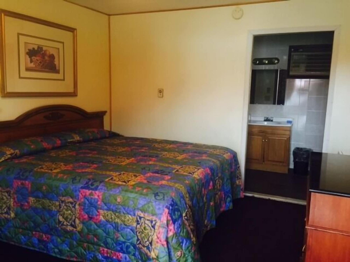 Bedroom 2, Penn Terrace Motel, Luzerne