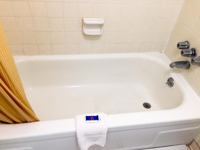 Bathroom 4, Motel 6 Townsend, GA, McIntosh