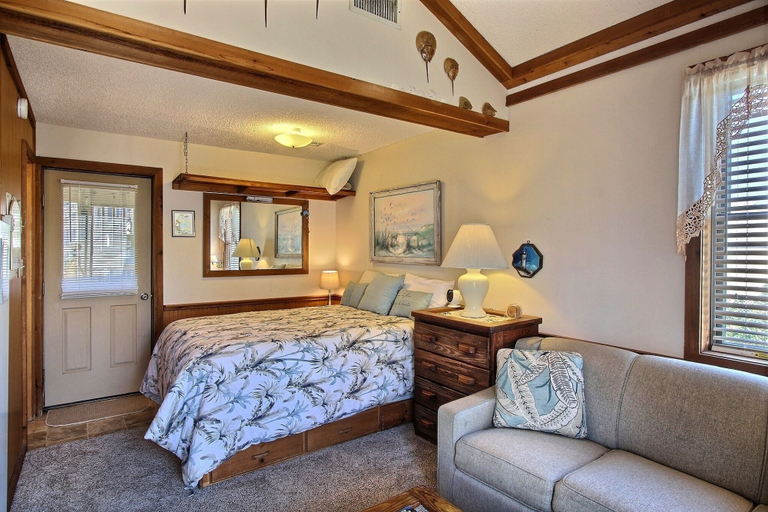 Room 4, 21 Sandcastle Studio Bedroom Condo by RedAwning, Dare