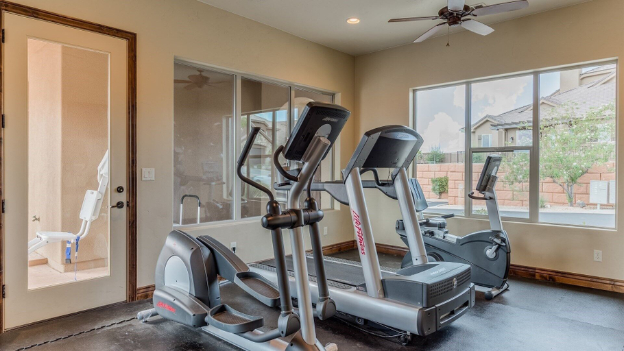 Fitness facility, Desert Paradise Getaway 3 Bedroom Apts by RedAwning, Washington
