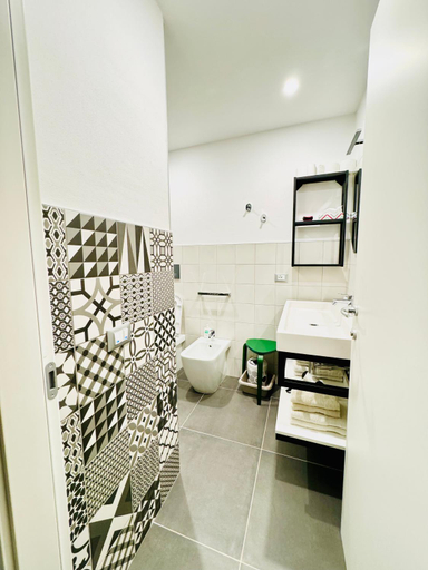 Bathroom 3, Smart Gold Apartment Elegant Style, Bergamo