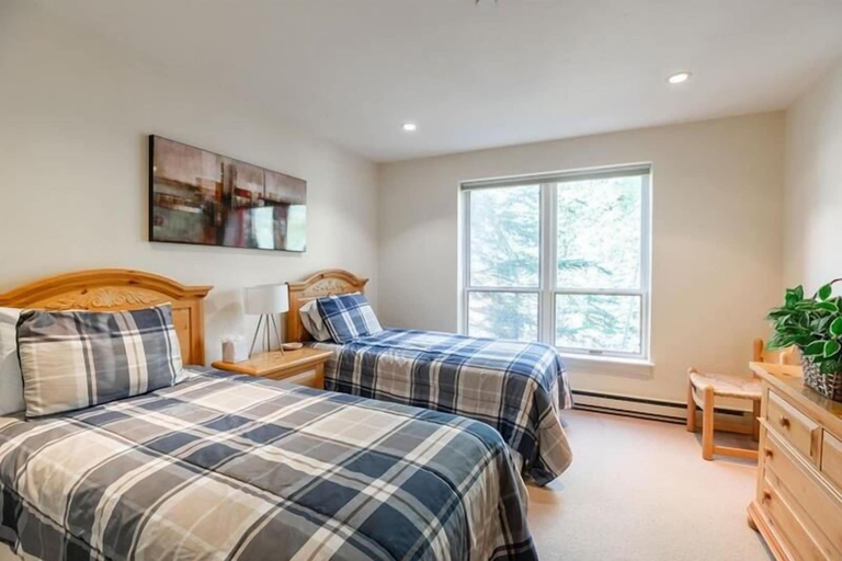 Room 4, Ski In Ski Out condo with Access to Vail Mountain by RedAwning, Eagle