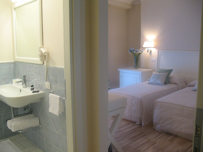 Others 2, Hotel Helios, Crotone