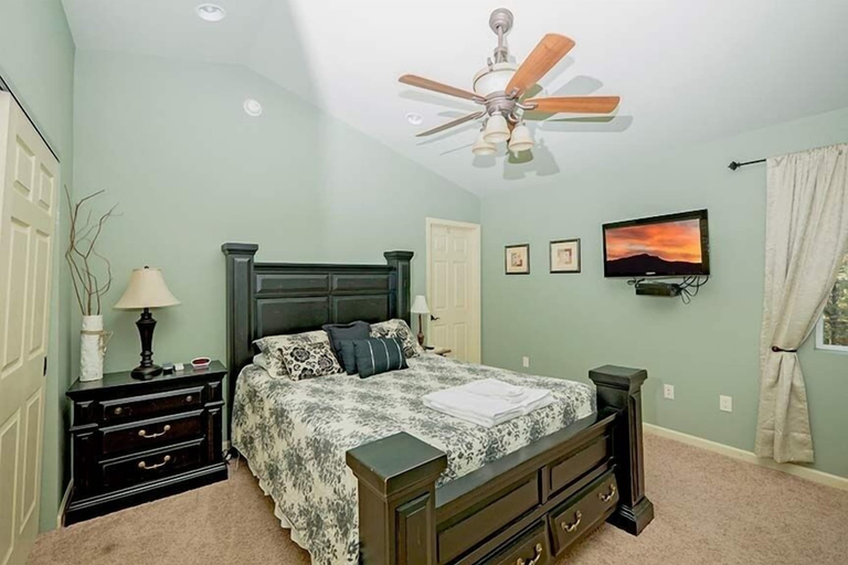 Room 2, 3614 Saddle Road 3 Bedroom Cabin by RedAwning, El Dorado