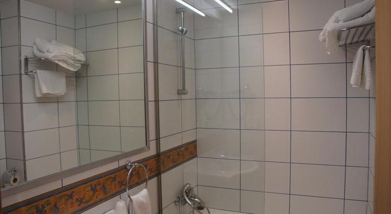 Bathroom 3, Catalunya Ski, Pyrénées-Orientales