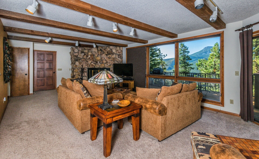 Living room, Cedar Lower Luxury Vacation At Windcliff 2 Bedroom Home by RedAwning, Larimer