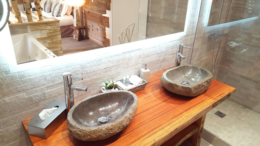 Bathroom 5, Les Granges d'Haillancourt, Oise