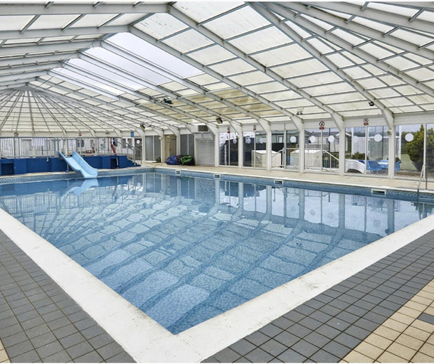 Swimming pool, 3 bedroom Caravan pets free linen included, Cambridgeshire