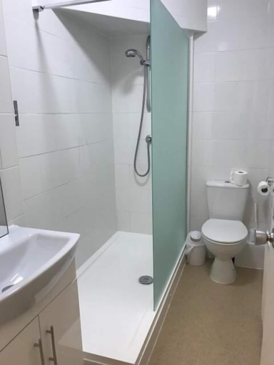 Bathroom 4, The Admirals Inn Guest House, Bracknell Forest