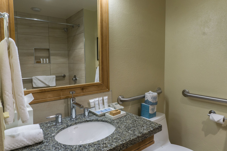Bathroom 3, Unbeatable views from totally renovated studio by RedAwning, Summit