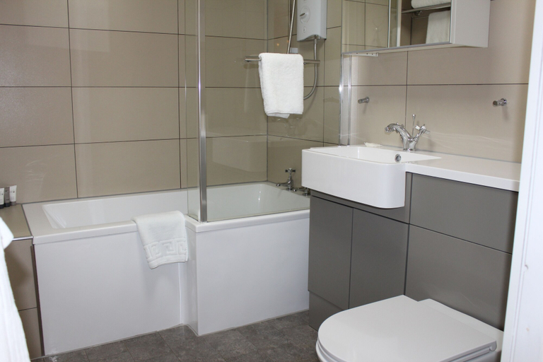Bathroom 3, Badgers Mount Hotel, Leicestershire