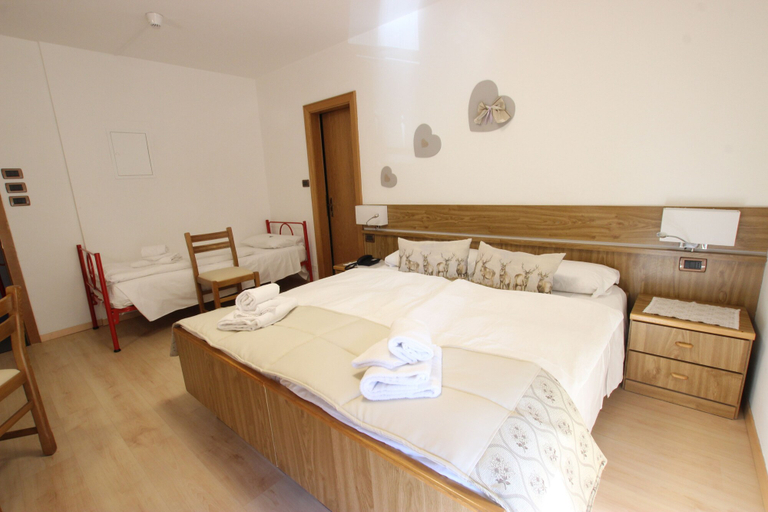 Bedroom 3, Hotel Rosalpina, Trento
