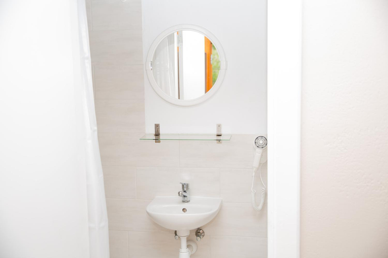 Bathroom, Melynojo karpio barza, Šilutės
