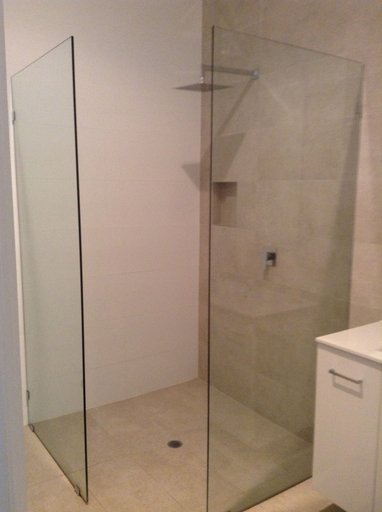 Bathroom shower, Stables Boutique Motel, Adelaide