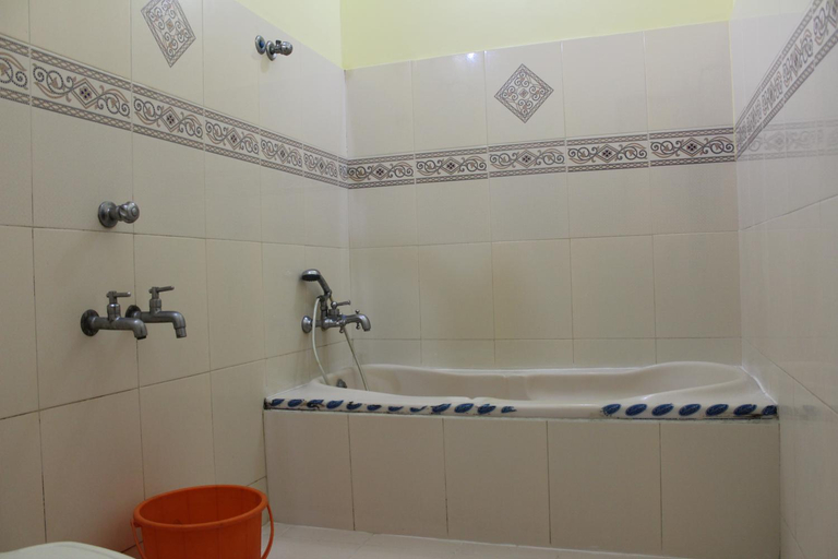 Bathroom 3, Hotel Sea View Palace, Thiruvananthapuram
