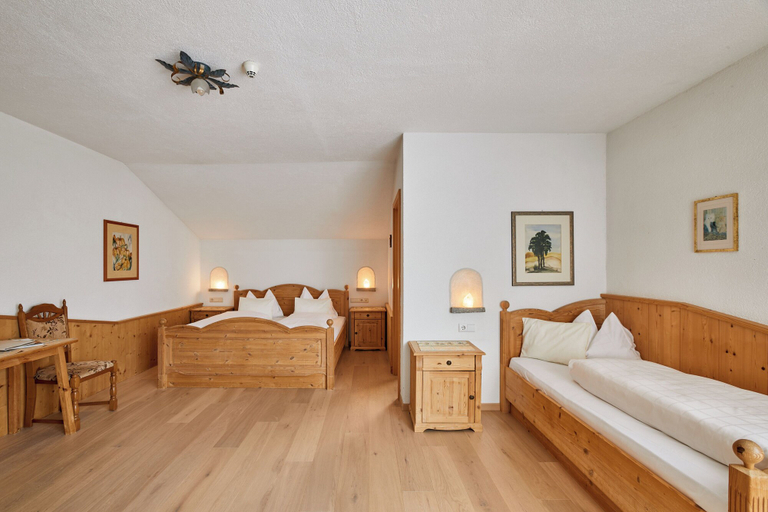 Bedroom 2, Mineralienhotel Natznerhof, Bolzano