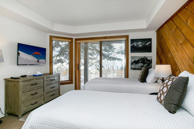 Room 4, 82 Ridgepoint 3 Bedroom Townhouse by RedAwning, Eagle