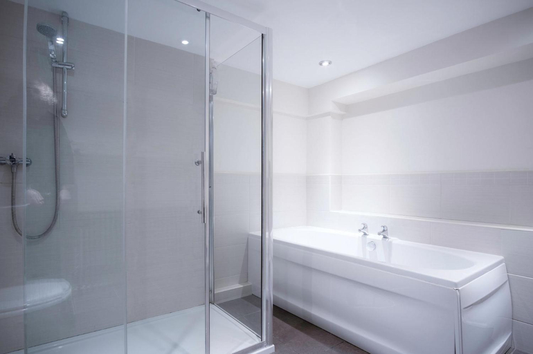 Bathroom 3, Sea Breeze Apt 3 - 2 Bedroom - Horton Beach, Swansea