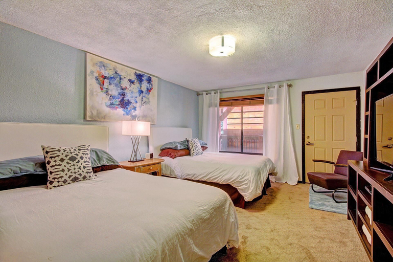Room 3, Tannenbaum By The River 2 Bedroom Condo by RedAwning, Summit