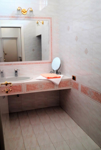 Bathroom, Villa Claudia indipendente con piscina ad uso esclusivo, Ancona