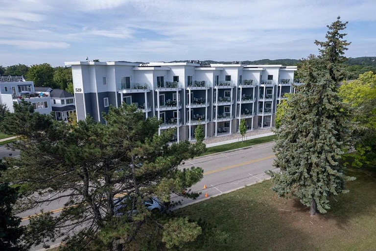 Others 5, Luxury Downtown 2BDR Lake View Penthouse Condo steps to Beach 402W, Grand Traverse