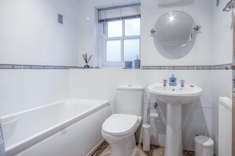 Bathroom, The Cwtch - 2 Bedroom Apartment - Tenby, Pembrokeshire