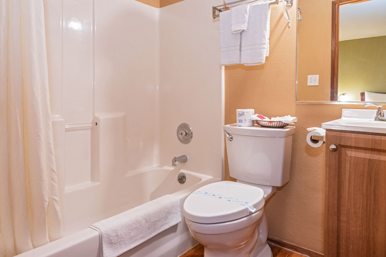 Bathroom 3, Far West Motel, Clallam